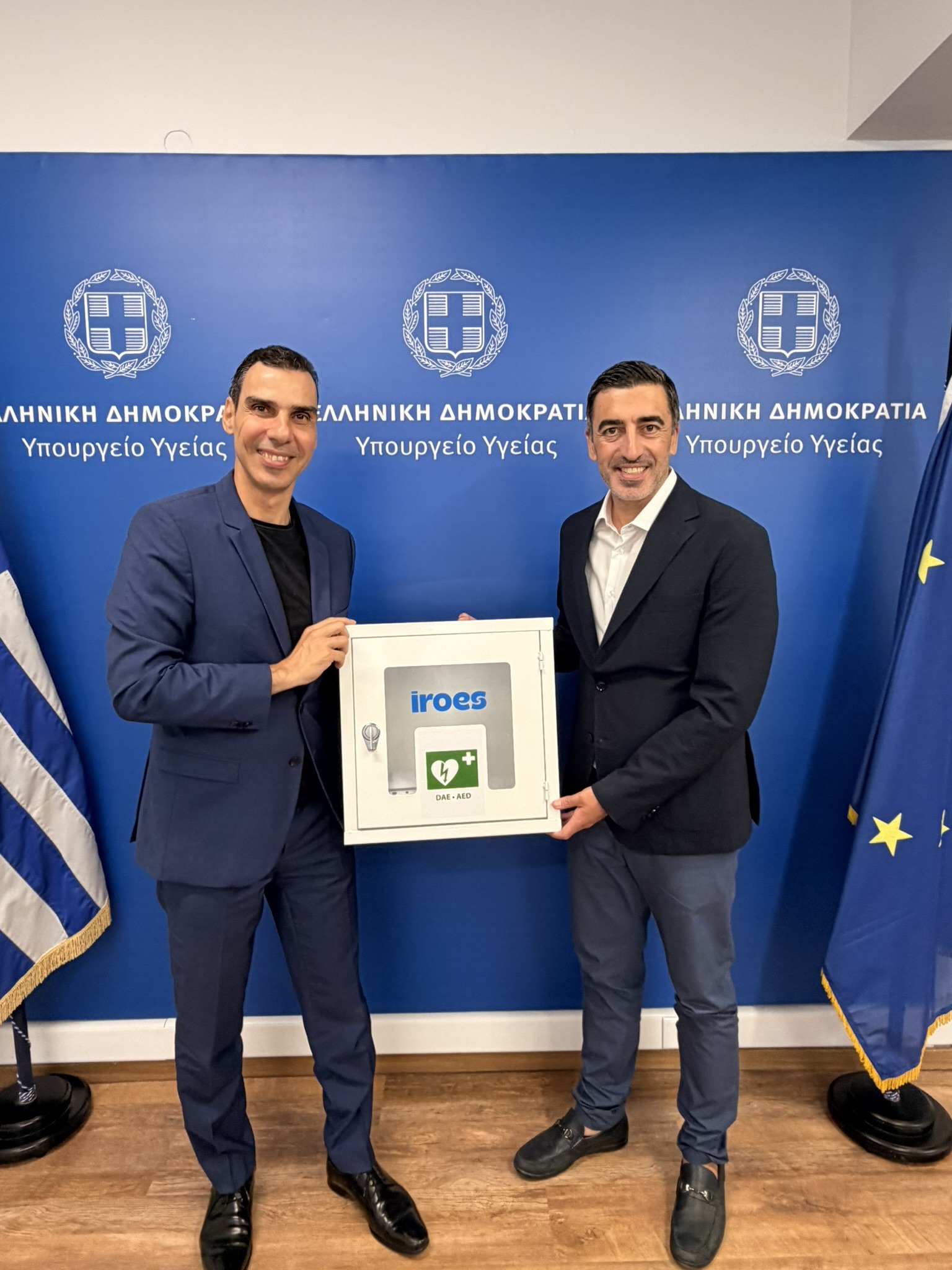 Η Stoiximan παραδίδει 10 αυτόματους απινιδωτές στο Υπουργείο Υγείας